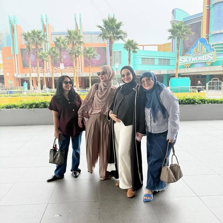 <p>Artis Zaskia Sungkar mulai memamerkan baby bump kehamilan keduanya ke publik. Baru-baru ini, Zaskia terlihat memamerkan <em>baby bump</em> tersebut sambil menghabiskan waktu dengan keluarganya, Bunda. (Foto: Instagram @zaskiasungkar15/ @shireensungkar)</p>