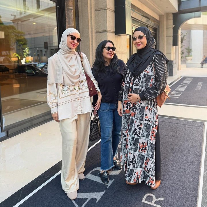 <p>Di liburan kali ini, Zaskia tak ditemani oleh suaminya Irwansyah dan putrinya Humaira. Ia pergi ke Malaysia untuk liburan bersama sang Bunda, adik, dan putranya Ukkasya. Dalam postingan di Instagram, Shireen sempat membagikan momen liburan singkatnya dengan sang kakak yang sedang hamil anak kedua. "Nemenin bumil yg pgn jalan jalan bareng @zaskiasungkar15. <em>Allahummabariik</em>," tulis Shireen. (Foto: Instagram @zaskiasungkar15/ @shireensungkar)</p>