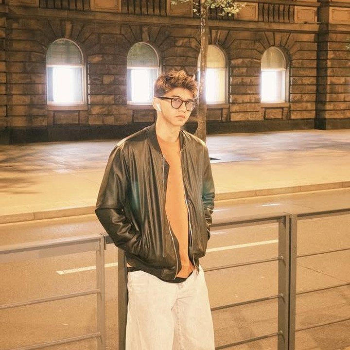<p>Ayman juga cukup aktif membagikan potret dirinya di media sosial, Bunda. Tak sedikit pula warganet yang menyebut bahwa ia sangat mirip dengan sang Ayah, Duta. Seperti komentar dari Instagram <em>@gnt****</em> &ldquo;Pak Duta kemasan <em>sachet</em>,&rdquo; disusul <em>@nia****</em> yang mengatakan, &ldquo;Baba Duta versi Gen Z,&rdquo; lalu, ada juga yang menyebut bahwa Ayman terlihat seperti adik dari Duta. &ldquo;Adeknya Pak Duta,&rdquo; kata <em>@ika****</em>. (Foto: Instagram @aymanmodjo)</p>