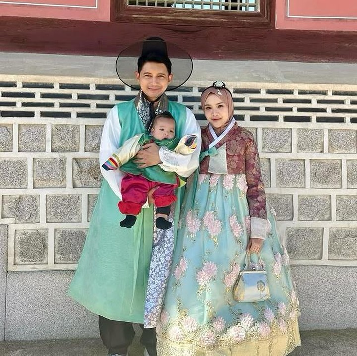 <p>Dalam salah satu postingannya, keluarga kecil ini tampak kompak mengenakan hanbok, pakaian tradisional khas Korea. Penampilan mereka yang serasi ini berhasil menuai pujian dari warganet. (Foto: Instagram @chand_kelvin)</p>