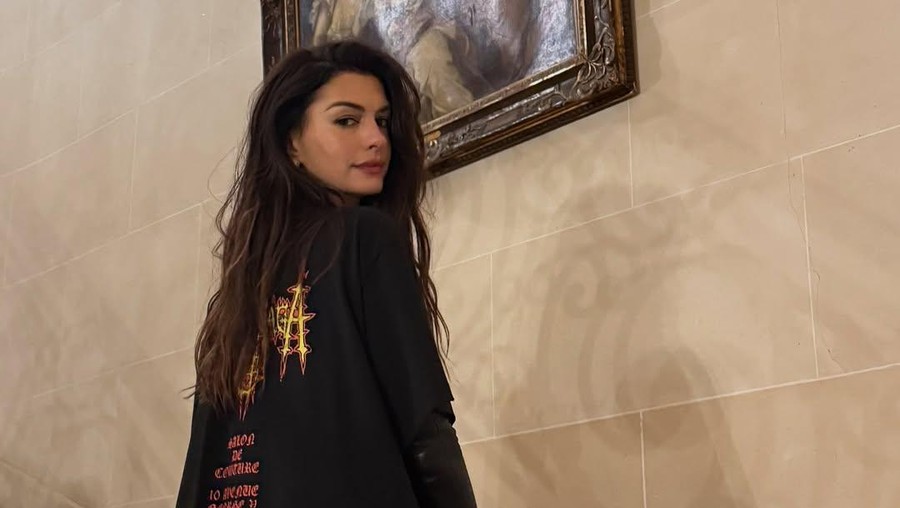 Anne Hathaway menghadiri peragaan busana Balenciaga Womenswear Musim Semi&sol;Panas 2026 sebagai bagian dari Paris Fashion Week pada 4 Oktober 2025 di Paris&comma; Prancis&period;