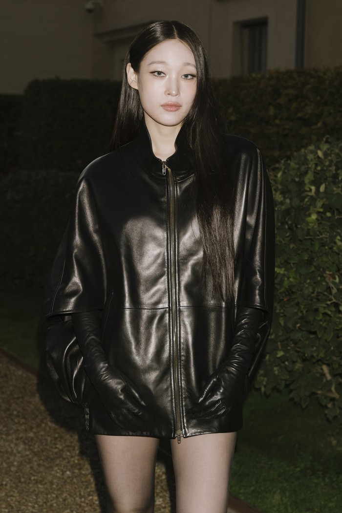 Annie Moon tampil simpel dalam nuansa streetwear. Leather jacket hitam dipadukan shorts senada jadi andalan gaya boyish-nya/ Foto: Courtesy of Balenciaga/Getty Images for Balenciaga/Vanni Bassetti