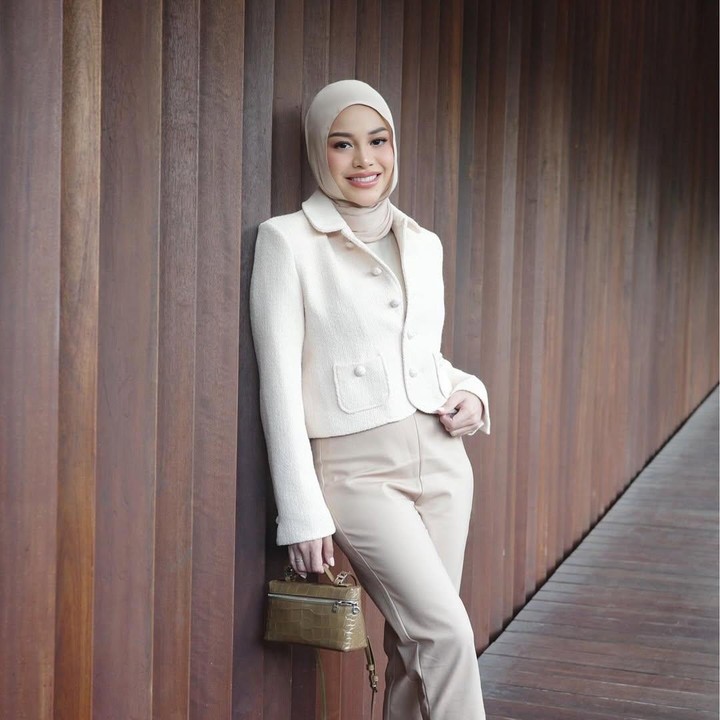 <p>Banyak netizen memuji keberhasilan diet Aurel hingga mencapai berat badan yang ideal. Selain terlihat lebih langsing, diet juga berhasil membuat Aurel tampak awet muda seperti ABG. "Kaya gadissss," tulis akun @se***. "Ternyata ibu 2 anak. Bukan Anak gadis hihihi," ujar @di**. (Foto: Instagram @aurelie.hermansyah)</p>