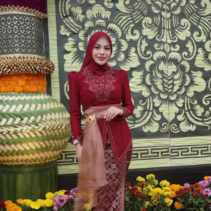<p>Pola diet Aurel yang pertama adalah mengatur pola makan dengan membatasi karbohidrat, seperti nasi. Istri Atta Halilintar ini juga rutin mengonsumsi sumber protein hewani dan serat untuk menu makan hariannya. Terakhir, Aurel rajin berolahraga untuk membakar kalori, seperti melakukan olahraga kardio dan padel. "Olahraganya itu harus rajin, aku paling jalan, enggak bisa lari. Aku belum kuat," ujarnya. (Foto: Instagram @aurelie.hermansyah)</p>