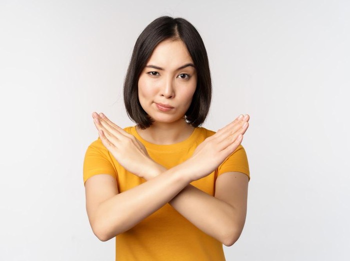 Ketidakmampuan memaafkan menunjukkan seseorang masih menyimpan luka dan emosi yang belum terselesaikan. Selama perasaan itu belum dilepaskan, proses move on pun belum benar-benar terjadi.