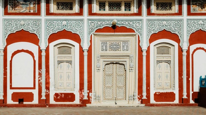 Membuat pintu yang eye-catching. Estetika yang sesuai dengan pintu akan membuat siapa pun yang melaluinya merasa diterima.