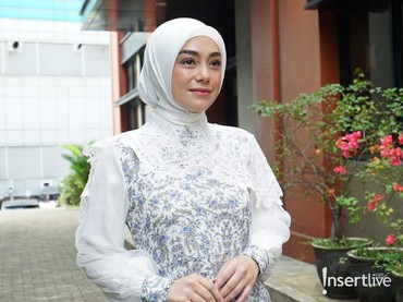 img-title Hidup Berubah Usai Mualaf, Ini 7 Potret Penampilan Celine Evangelista Menuai Pujian