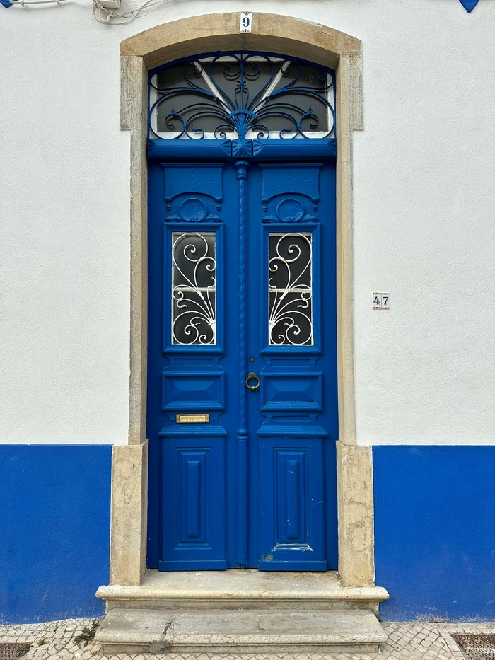 Lakukan dekorasi pada pintu dengan harmoni. Warna pintu juga memengaruhi chi.
