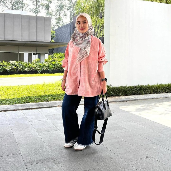 <p>Selain mengenakan hijab polos, Enno juga pernah memamerkan gaya hijab bermotif bunga. Dalam beberapa kesempatan, Enno berani mengenakan warna dan motif hijab yang berbeda warna dengan pakaiannya. Misalnya dalam foto ini, Enno tampil <em>bold</em> mengenakan baju berwarna pink dusty dan celana jeans biru gelap. Ia lalu memilih jilbab putih bermotif bunga untuk menyempurnakan gaya berbusanannya. (Foto: Instagram @ennolerian_)</p>