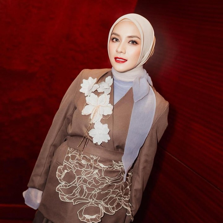 <p>Di foto lainnya, Enno memamerkan gaya berbusana yang formal saat menghadiri gala premier film berjudul Hanya Namamu Dalam Doaku. Bunda empat anak ini mengenakan baju formal dengan desain mirip blazer berwarna abu-abu dengan motif bunga putih. Enno melengkapi penampilannya dengan jilbab berwarna abu-abu muda dengan gaya kasual. Beberapa netizen memuji gaya berbusana Enno di sini. "<em>Masya allah</em> cantik banget kk eno," tulis akun @fh***. "Anggun tp tetep dinamis," ujar @ma***. (Foto: Instagram @ennolerian_)</p>