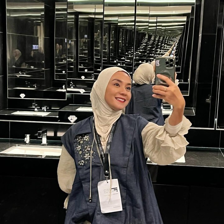 <p>Aktris dan mantan penyanyi cilik Enno Lerian sudah mengenakan hijab sejak tahun 2016. Meski berhijab, Enno kerap tampil modis. Ia sering padu padan hijab dengan pakaian kasual hingga formal, Bunda. (Foto: Instagram @ennolerian_)</p>