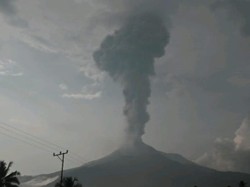 Gunung Lewotobi Meletus Dahsyat, Permukiman Terpapar Abu-Bandara Tutup