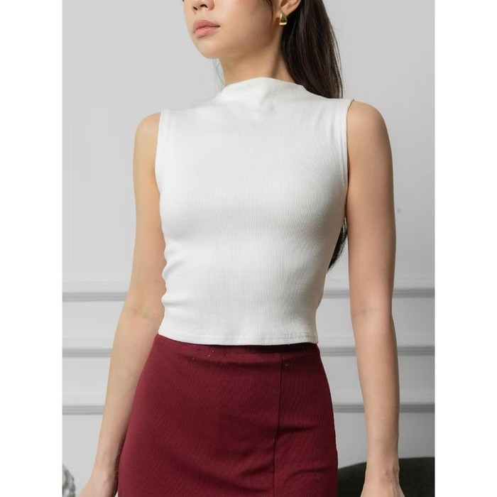 Inspirasi clean outfit serba putih ala Alika Islamadina