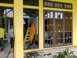 Kantor Golkar Maluku Diserang Massa, Kaca Jendela Pecah-Pintu Rusak