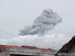Gunung Marapi Erupsi Selama 94 Detik Siang Ini, Semburkan Abu Vulkanik 1,5 Km