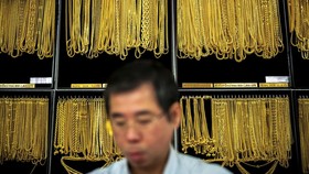 FOTO: Harga Emas Dunia Melesat ke Rekor Tertinggi