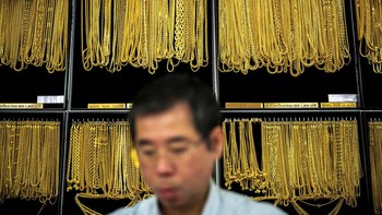 FOTO: Harga Emas Dunia Melesat ke Rekor Tertinggi
