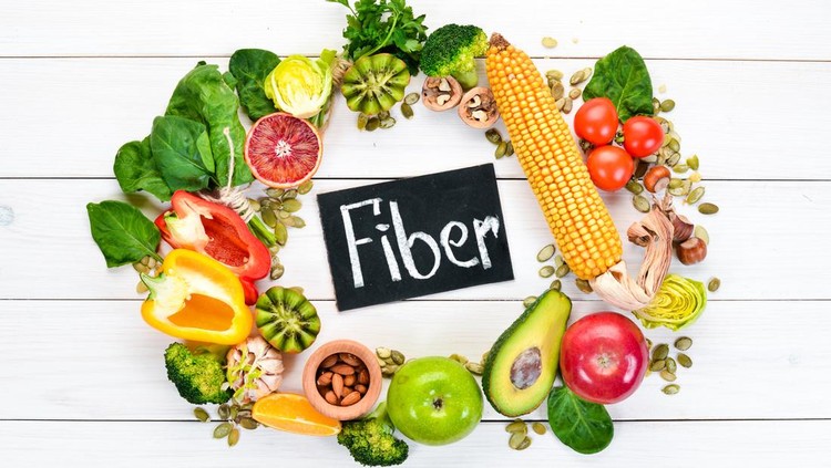 Ilustrasi diet Fibremaxxing Foods containing natural fiber: avocados, kiwi, apple, tomatoes, spinach, paprika, orange, lemon. Top view. Free space for your text. On a white background.