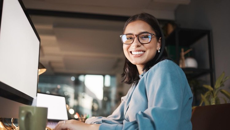 Ilustrasi orang cerdas atau IQ tinggi Space, computer and portrait of woman in office at night, working and research idea with mockup screen. Mock up, happy and businesswoman search online for creative design, inspiration and ppt review