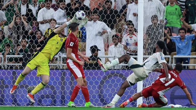 Kiper Maarten Paes dinobatkan sebagai Man of the Match saat Timnas Indonesia kalah 2-3 dari Arab Saudi. Penyelamatan gemilangnya jadi sorotan utama.