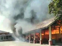 Kebakaran di Kompleks Kantor Bupati Bulukumba, Damkar Dikerahkan ke Lokasi