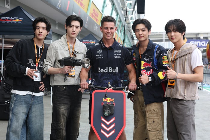 Keempat member ENHYPEN yaitu Jungwoon, Jay, Jake, dan Sunghoon, tampil stylish dalam balutan racing suit. Selain berkunjung ke garasi Oracle Red Bull, mereka juga berfoto bersama juara F1, Max Verstappen./ Foto: x.com/F1