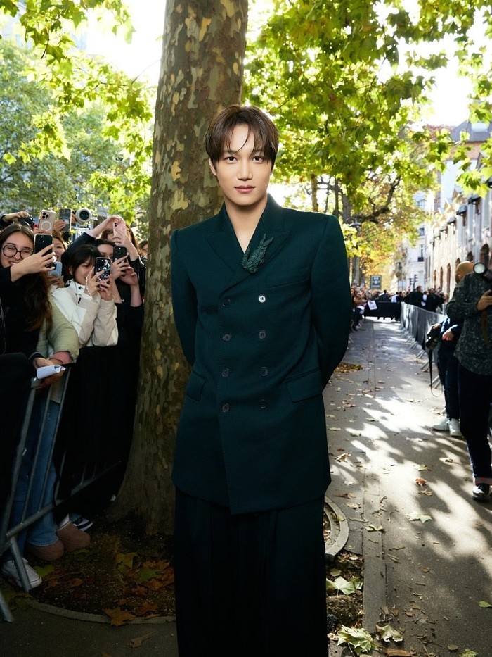 Kenakan setelan double-breasted hijau tua, artis Korea berusia 31 tahun itu tampil menawan di barisan depan Lacoste Spring-Summer 2026 runway show. Tak heran jika nama Kai EXO menjadi trending topic di media sosial./ Foto: instagram.com/zkdlin