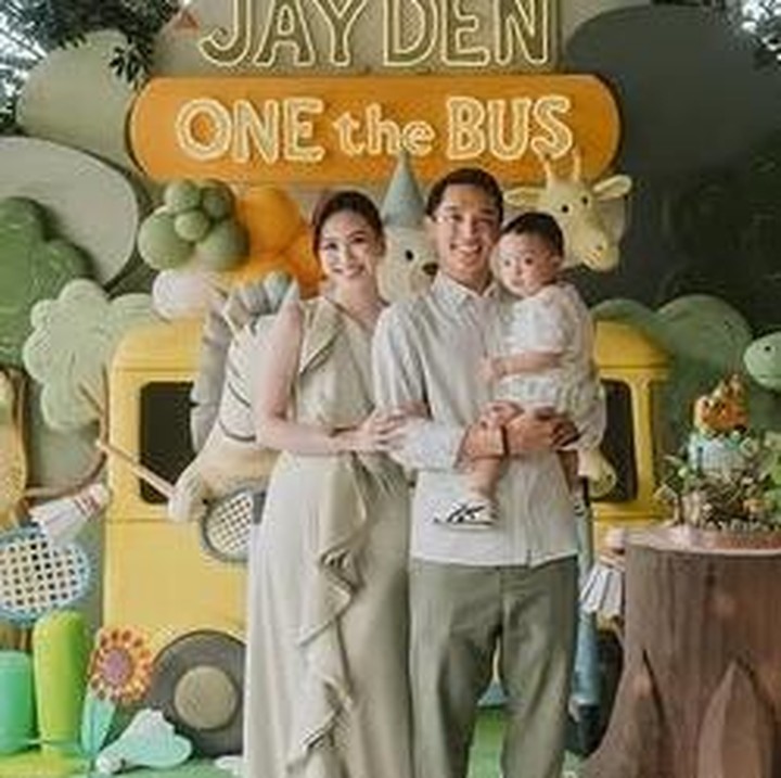 <p>Pesta ulang tahun Jayden digelar super meriah dengan tema unik yang menggambarkan profesi sang Ayah, yakni badminton. Dalam perayaan tersebut, keluarga kecil ini terlihat kompak mengenakan <em>outfit</em> berwarna hijau. (Foto: Instagram @jonathanchristieofficial)</p>