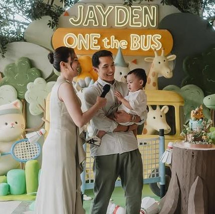 <p>Pasangan Shania Junianatha atau Shanju eks JKT48 dan pebulu tangkis Jonatan Christie kini tengah menikmati perannya sebagai orang tua baru. Sejak menikah pada tahun 2023, keduanya dikaruniai seorang putra yang diberi nama Leander Jayden Christie atau akrab disapa Jayden. Belum lama ini, Si Kecil baru saja merayakan ulang tahun pertamanya, Bunda. (Foto: Instagram @jonathanchristieofficial)</p>