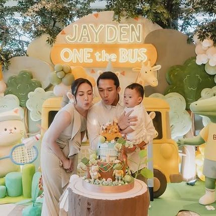 <p>Lewat unggahannya di Instagram, Jonathan mengungkapkan rasa&nbsp;bahagianya bisa merayakan momen spesial sang putra. "Merayakan ulang tahun pertama Jayden minggu lalu, meskipun sudah sebulan sejak ulang tahunnya yang sebenarnya, lebih baik terlambat daripada tidak sama sekali!" tulis Jonathan. (Foto: Instagram @jonathanchristieofficial)</p>