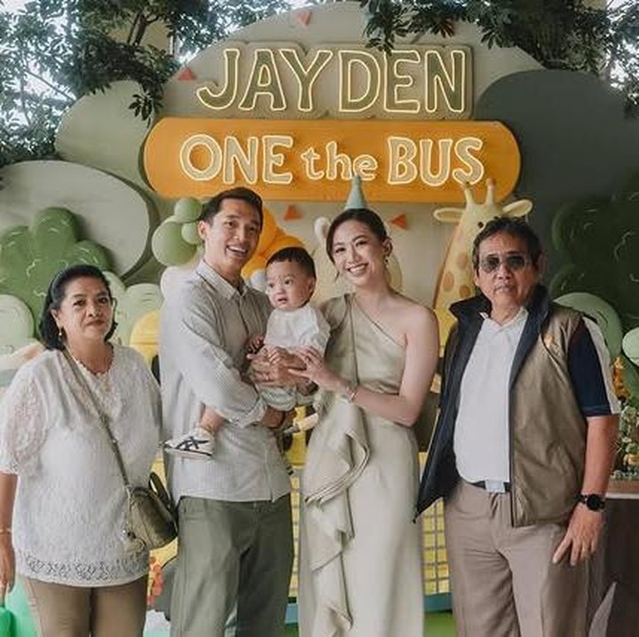 <p>Perayaan ulang tahun Jayden juga turut dihadiri oleh kedua orang tua dari Jonathan. Mereka tampak bahagia bisa merayakan ulang tahun pertama cucunya yang kini tumbuh aktif dan menggemaskan. (Foto: Instagram @jonathanchristieofficial)</p>
