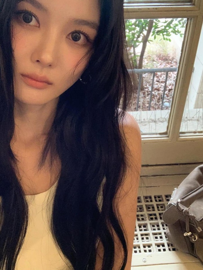 Kim Yoo Jung sendiri memamerkan riasan natural untuk penampilannya di Loewe fashion show kali ini./ Foto: instagram.com/you_r_love