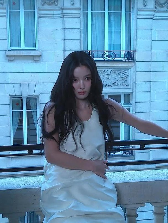 Tidak ketinggalan, penampilannya kian memesona dengan gaya rambut hitam yang dibiarkan tergerai natural./ Foto: instagram.com/you_r_love