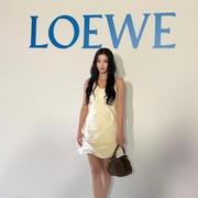 5 Gaya Aktris Korea Kim Yoo Jung Saat Menghadiri Loewe Fashion Show di Paris