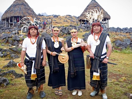 5 Potret Krisdayanti & Keluarga Pakai Baju Adat Timor Leste, Wajah Amora Bikin Salfok