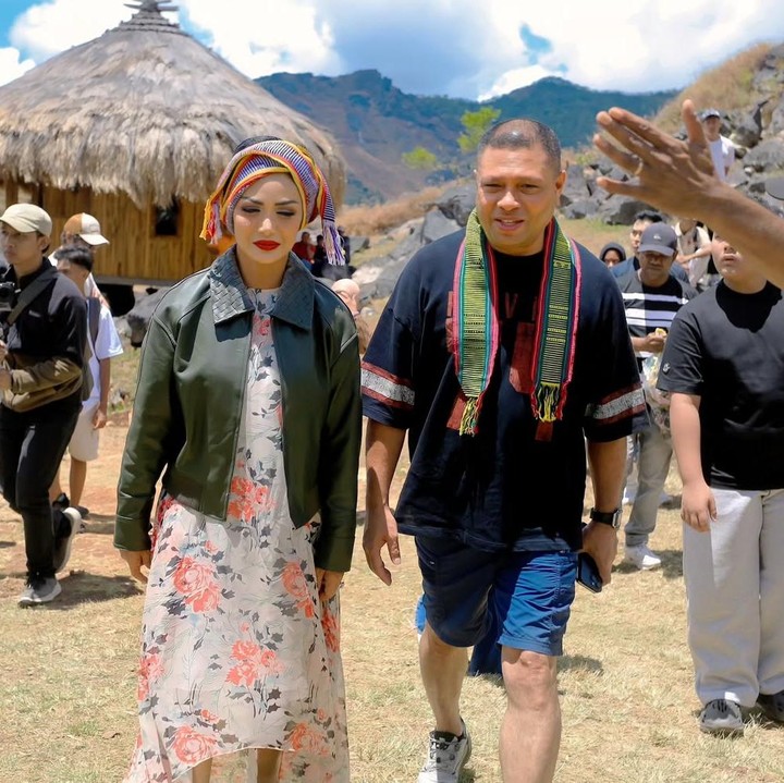 <p>Pasangan Krisdayanti dan Raul Lemos belum lama ini mengunjungi Timor Leste bersama dua anaknya, Amora dan Kellen. Momen itu diketahui langsung lewat postingan terbaru suami sang diva. (Foto: Instagram@raullemos06)</p>