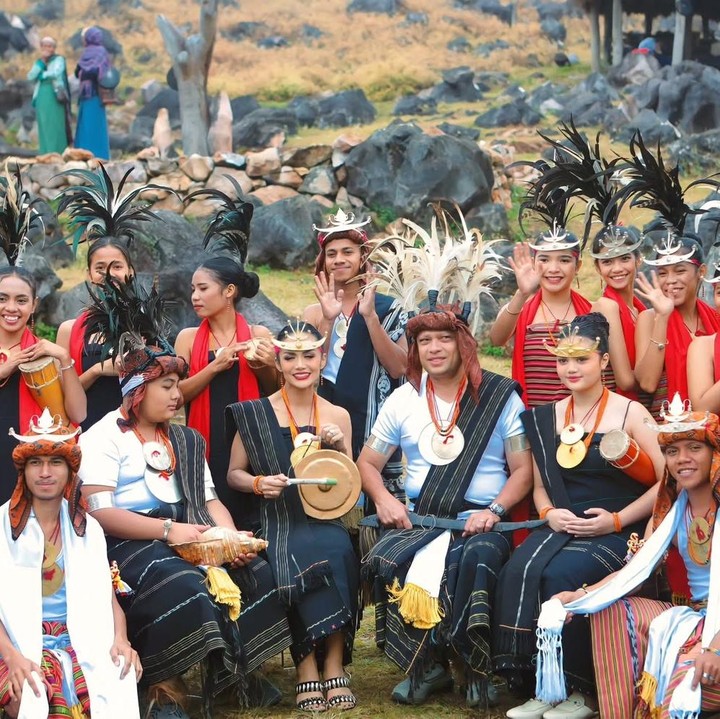 <p>Usut punya usut, Raul mengungkap bahwa kunjungan mereka kali ini yaitu&nbsp;untuk mengenalkan&nbsp;budaya Timor Leste lewat sebuah musik. "Momen spesial bersama keluarga, para penari berbakat Le-Ziaval, dan tim kami yang luar biasa dari Jakarta, mengabadikan keindahan Timor-Leste melalui musik, tradisi, dan alam," tuturnya.&nbsp;(Foto: Instagram@raullemos06)</p>