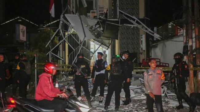 Polisi Masih Selidiki Penyebab Ledakan Gedung Farmasi di Tangsel Kepolisian masih menyelidiki ledakan di Gedung Nucleus Farma, Tangsel. Tidak ada korban dalam peristiwa yang terjadi pada Rabu malam tadi.