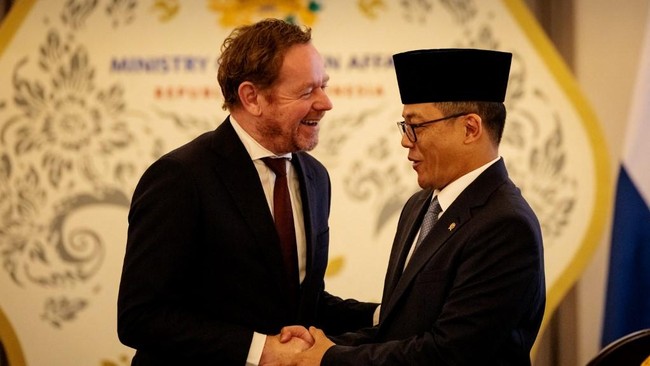 Menlu Belanda Minta Maaf Kluivert Gagal Buat Timnas Menang Lawan Saudi Menlu Belanda David van Weel meminta maaf usai pelatih Timnas Indonesia gagal membawa kemenangan saat Squad Garuda melawan Arab Saudi pada Rabu (8/10).