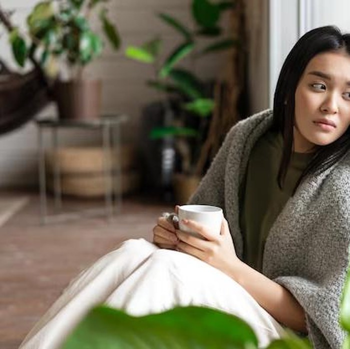 Banyak orang sulit mencintai diri sendiri karena merasa tidak pantas. Padahal, mengganti kalimat yang harus diubah ini bisa membuatmu sadar bahwa kamu layak atas kebahagiaan.