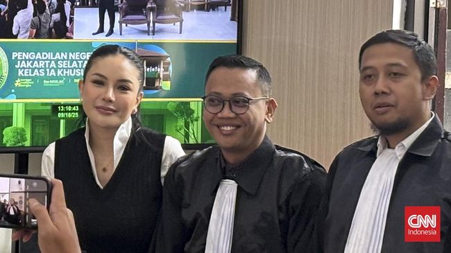 Nikita Mirzani menilai tuntutan yang diberikan jaksa kepadanya dalam kasus pemerasan jauh melebihi perkara korupsi.