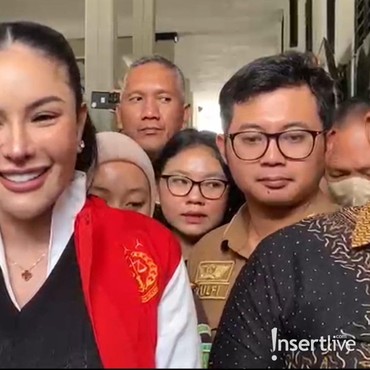 Senyum Nikita Mirzani usai Dituntut 11 Tahun Penjara dan Denda Rp2 M