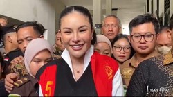 Senyum Nikita Mirzani usai Dituntut 11 Tahun Penjara dan Denda Rp2 M