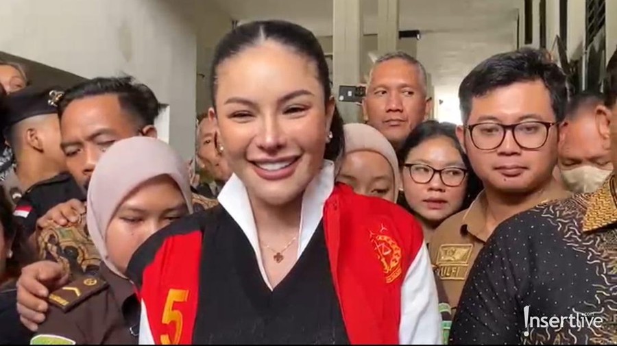 Nikita Mirzani Nikita Mirzani tersenyum usai dituntut 11 tahun penjara