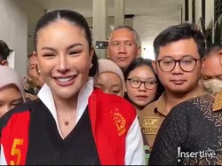 Senyum Nikita Mirzani usai Dituntut 11 Tahun Penjara dan Denda Rp2 M