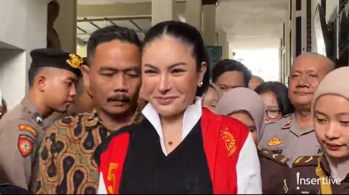 Nikita Mirzani tersenyum usai dituntut 11 tahun penjara