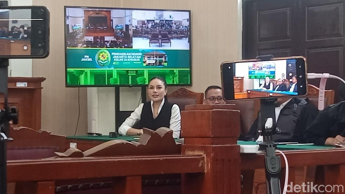 Nikita Mirzani mendengarkan pembacaan tuntutan dari JPU di Pengadilan Negeri Jakarta Selatan&comma; Kamis &lpar;9&sol;10&sol;2025&rpar;&period;