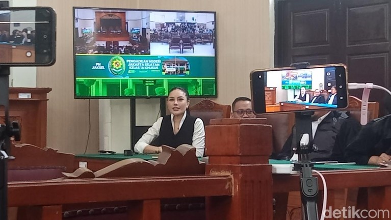 Nikita Mirzani Nikita Mirzani mendengarkan pembacaan tuntutan dari JPU di Pengadilan Negeri Jakarta Selatan, Kamis (9/10/2025).