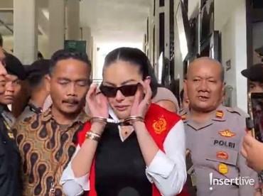 img-title Dituntut 11 Tahun Penjara, 7 Gaya Nikita Mirzani Pakai Kacamata Hitam di Sidang