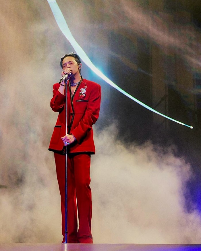 Panggung semakin memanas dan meriah ketika G-Dragon menampilkan deretan lagu baru maupun ikoniknya seperti ‘Crayon’, ‘One of a Kind’. MichiGO’, ‘PO￦ER’, ‘HOME SWEET HOME’, dan ‘TOO BAD’./ Foto: instagram.com/xxxibgdrgn